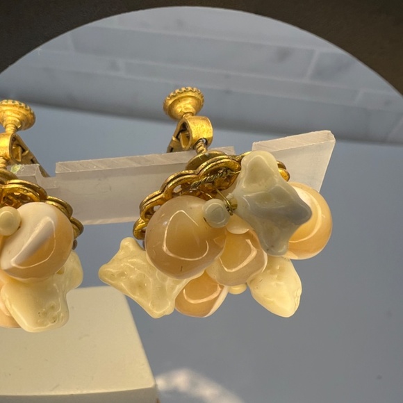 Miriam Haskell Earrings Vintage Signed  Faux Coral Shell Beaded Clip/ Screw back - Picture 4 of 16
